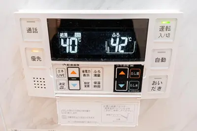 a microwave oven with a clock on top of it at Sheath Okachimachi Apartment Hotel in Tokyo