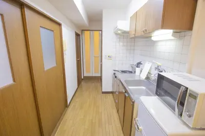 a kitchen with two sinks and a microwave at \u65b0\u5bbf\u76f4\u901a \u89b3\u5149 \u30b7\u30e7\u30c3\u30d4\u30f3\u30b0 \u30b0\u30eb\u30e1\u30b9\u30c6\u30a4 EoYg in Tokyo