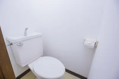 a bathroom with a white toilet and a sink at \u65b0\u5bbf\u76f4\u901a \u89b3\u5149 \u30b7\u30e7\u30c3\u30d4\u30f3\u30b0 \u30b0\u30eb\u30e1\u30b9\u30c6\u30a4 EoYg in Tokyo
