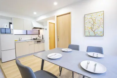 a kitchen and dining room with a table and chairs at \u65b0\u5bbf\u76f4\u901a \u89b3\u5149 \u30b7\u30e7\u30c3\u30d4\u30f3\u30b0 \u30b0\u30eb\u30e1\u30b9\u30c6\u30a4 EoSL in Tokyo