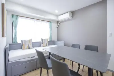 a dining room with a table and chairs at \u65b0\u5bbf\u76f4\u901a \u89b3\u5149 \u30b7\u30e7\u30c3\u30d4\u30f3\u30b0 \u30b0\u30eb\u30e1\u30b9\u30c6\u30a4 EoSL in Tokyo