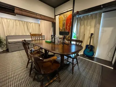 a dining room with a table and a guitar at \u30a2\u30f3\u30c9\u30b9\u30c6\u30a4\u65b0\u4e952\u4e01\u76ee in Tokyo