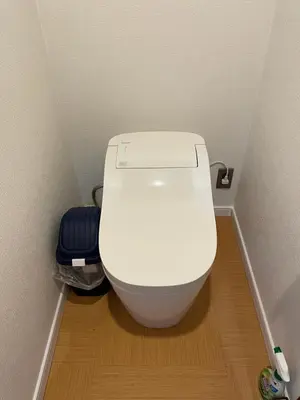 a white toilet in a corner of a bathroom at \u30a2\u30f3\u30c9\u30b9\u30c6\u30a4\u65b0\u4e952\u4e01\u76ee in Tokyo