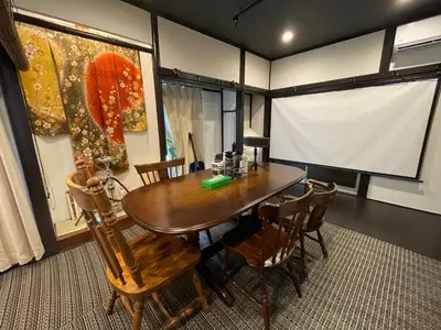 a dining room with a wooden table and chairs at \u30a2\u30f3\u30c9\u30b9\u30c6\u30a4\u65b0\u4e952\u4e01\u76ee in Tokyo