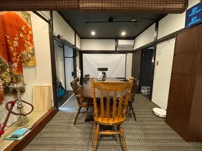 a room with a table and chairs in it at \u30a2\u30f3\u30c9\u30b9\u30c6\u30a4\u65b0\u4e952\u4e01\u76ee in Tokyo