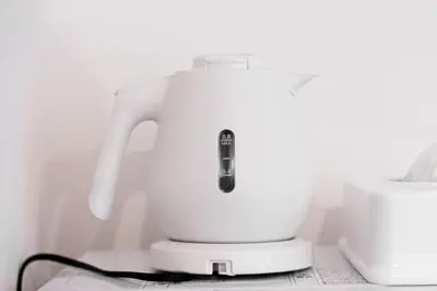 a white blender sitting on top of a counter at shinjuku house in Tokyo