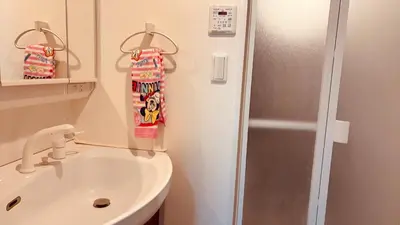 a small bathroom with a sink and a shower at \u30b9\u30ab\u30a4\u30c4\u30ea\u30fc\u306e\u5bbf 501 in Tokyo