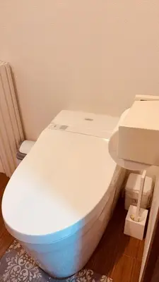 a bathroom with a white toilet in a room at \u30b9\u30ab\u30a4\u30c4\u30ea\u30fc\u306e\u5bbf 501 in Tokyo