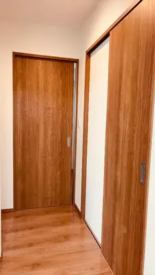 an empty room with a large wooden door at \u30b9\u30ab\u30a4\u30c4\u30ea\u30fc\u306e\u5bbf 501 in Tokyo