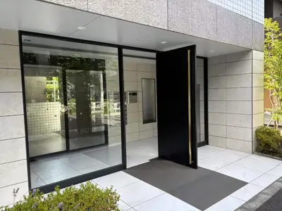 an open glass door on a building at \u30b9\u30ab\u30a4\u30c4\u30ea\u30fc\u306e\u5bbf 501 in Tokyo