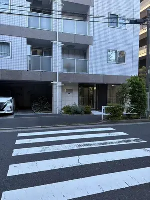 a crosswalk on a street in front of a building at \u30b9\u30ab\u30a4\u30c4\u30ea\u30fc\u306e\u5bbf 501 in Tokyo
