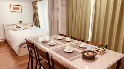 a room with a dining table and a bed at \u30b9\u30ab\u30a4\u30c4\u30ea\u30fc\u306e\u5bbf 501 in Tokyo