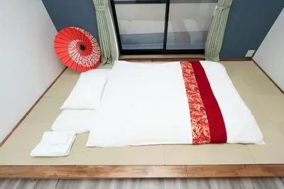a bed in a room with a red fan at \u98a8\u82b1Fuka\u6c11\u6cca\u5927\u68ee\u672c\u753a in Tokyo