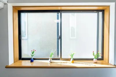a window with three vases sitting on a window sill at \u98a8\u82b1Fuka\u6c11\u6cca\u5927\u68ee\u672c\u753a in Tokyo
