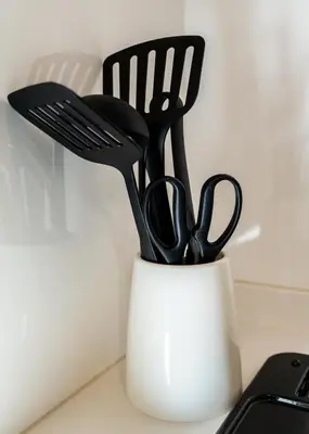 a white cup with black utensils in it at \u98a8\u82b1Fuka\u6c11\u6cca\u5927\u68ee\u672c\u753a in Tokyo