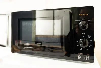 a microwave oven sitting on top of a counter at \u98a8\u82b1Fuka\u6c11\u6cca\u5927\u68ee\u672c\u753a in Tokyo