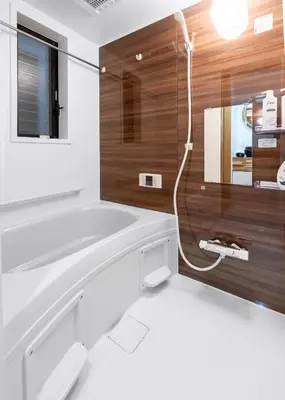 a bathroom with a white tub and a wooden wall at \u98a8\u82b1Fuka\u6c11\u6cca\u5927\u68ee\u672c\u753a in Tokyo
