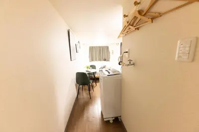 a small room with a table and a table and a door at \u30d9\u30eb\u30a8\u30a2\u5927\u4e45\u4fdd205 in Tokyo