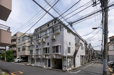 a building on a street with power lines above it at \u30d9\u30eb\u30a8\u30a2\u5927\u4e45\u4fdd205 in Tokyo
