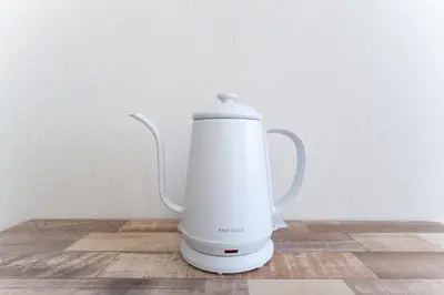 a white electric blender sitting on a wooden table at shinjuku-ookubo Apartment room102 in Tokyo