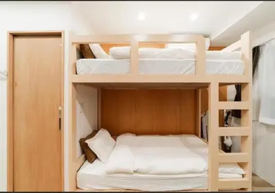 two bunk beds in a small room at Oshiage SAIEI Hotel 403 in Tokyo