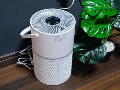 a white appliance sitting on a table next to a plant at Tokyo Tower Hostel Shiba Park - \u6771\u4eac\u30bf\u30ef\u30fc\u30db\u30b9\u30c6\u30eb\u829d\u516c\u5712 - \u7fbd\u7530\u7a7a\u6e2f\u307e\u3067\u30a2\u30af\u30bb\u30b9\u629c\u7fa4 \u6771\u4eac\u30bf\u30ef\u30fc\u5f92\u6b6915\u5206 \u7121\u6599Wi-Fi in Tokyo
