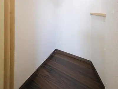 a corner of a room with a wooden floor at Tokyo Tower Hostel Shiba Park - \u6771\u4eac\u30bf\u30ef\u30fc\u30db\u30b9\u30c6\u30eb\u829d\u516c\u5712 - \u7fbd\u7530\u7a7a\u6e2f\u307e\u3067\u30a2\u30af\u30bb\u30b9\u629c\u7fa4 \u6771\u4eac\u30bf\u30ef\u30fc\u5f92\u6b6915\u5206 \u7121\u6599Wi-Fi in Tokyo