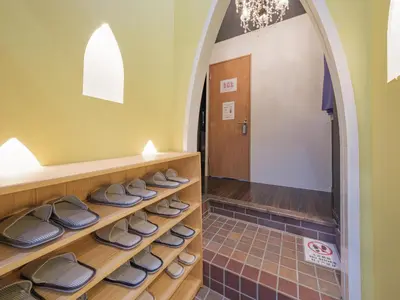a room with a row of shelves with shoes at Tokyo Tower Hostel Shiba Park - \u6771\u4eac\u30bf\u30ef\u30fc\u30db\u30b9\u30c6\u30eb\u829d\u516c\u5712 - \u7fbd\u7530\u7a7a\u6e2f\u307e\u3067\u30a2\u30af\u30bb\u30b9\u629c\u7fa4 \u6771\u4eac\u30bf\u30ef\u30fc\u5f92\u6b6915\u5206 \u7121\u6599Wi-Fi in Tokyo