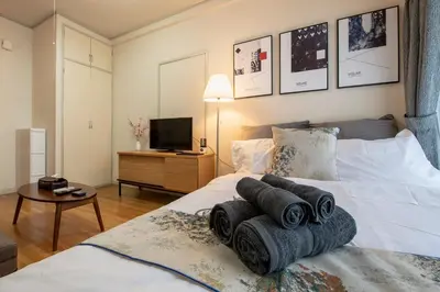 a bedroom with a bed with towels on it at \u3071\u3093\u3060\u30db\u30b9\u30c6\u30eb\u5ca9\u8c37 in Tokyo