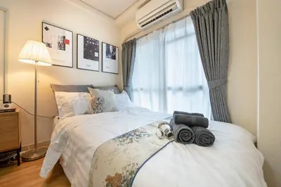 a bedroom with a bed with towels on it at \u3071\u3093\u3060\u30db\u30b9\u30c6\u30eb\u5ca9\u8c37 in Tokyo