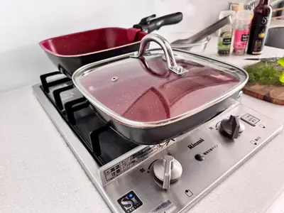 a pan sitting on top of a stove at Monthly \u516d\u672c\u6728\u9ebb\u5e03\u30b9\u30ab\u30a4\u30c6\u30e9\u30b9 in Tokyo