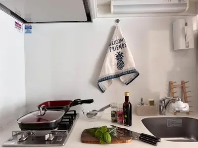 a kitchen counter with a frying pan on a stove at Monthly \u516d\u672c\u6728\u9ebb\u5e03\u30b9\u30ab\u30a4\u30c6\u30e9\u30b9 in Tokyo