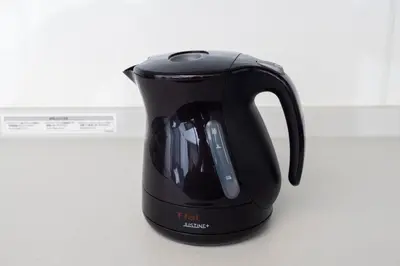 a black tea kettle is sitting on a counter at Hanna Inn Shinbashi Onarimon in Tokyo