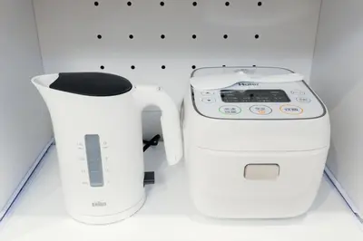 a white coffee maker next to a blender at Seven's Inn Tateishi in Tokyo