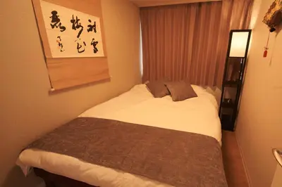 a hotel room with a bed in a room at SGC\u8535\u524d2\u4e01\u76ee3f in Tokyo