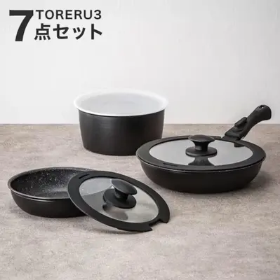 a pan and a frying pan on a counter at SGC\u8535\u524d2\u4e01\u76ee3f in Tokyo