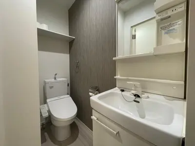a bathroom with a white toilet and a sink at Yoi-Machi Heiwajima in Tokyo