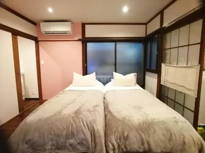two beds sitting next to each other in a room at \u53e4\u6c11\u5bb6\u9db4101\u5ba4 Tokyo\u65b0\u5bbf\u5730\u4e0b\u9244\u4e38\u306e\u5185\u7dda7\u5206 in Tokyo
