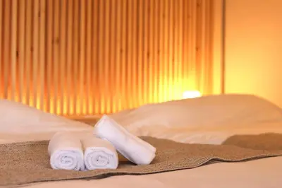 two towels on a bed in a hotel room at \u30b5\u30f3\u30e2\u30fc\u30eb\u30af\u30ec\u30b9\u30c8506 in Tokyo