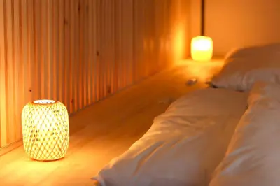 a room with two beds and a lamp on the floor at \u30b5\u30f3\u30e2\u30fc\u30eb\u30af\u30ec\u30b9\u30c8506 in Tokyo