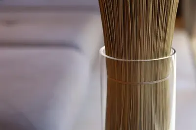a vase filled with pasta sitting next to a wall at \u30b5\u30f3\u30e2\u30fc\u30eb\u30af\u30ec\u30b9\u30c8506 in Tokyo