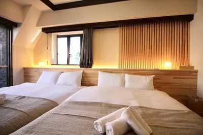 a bedroom with two beds with towels on them at \u30b5\u30f3\u30e2\u30fc\u30eb\u30af\u30ec\u30b9\u30c8506 in Tokyo