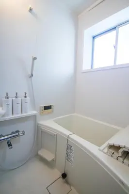 a white bathroom with a tub and a window at Omori Tei\u5927\u68ee\u4eadOMT 18min to Haneda, 3min Omori, Max 7 people in Tokyo