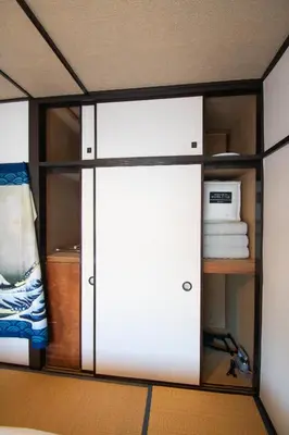 a closet with a white door in a room at Omori Tei\u5927\u68ee\u4eadOMT 18min to Haneda, 3min Omori, Max 7 people in Tokyo