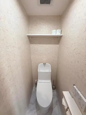 a bathroom with a white toilet in a room at fukuhana \u6771\u65b0\u5bbf C3 in Tokyo