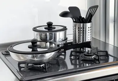 a pot and pans on a stove in a kitchen at \u30a8\u30b9\u30dd\u30ef\u30fc\u30eb10f in Tokyo
