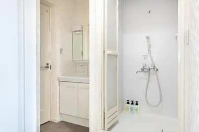 a white bathroom with a shower and a sink at \u30a8\u30b9\u30dd\u30ef\u30fc\u30eb10f in Tokyo