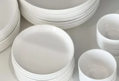 a group of white plates sitting on a table at \u30a8\u30b9\u30dd\u30ef\u30fc\u30eb10f in Tokyo
