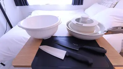 a table with two bowls on top of a bed at \u3089\u3057\u3063\u304f\u3059\u6c60\u888b204 in Tokyo