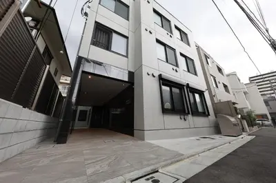 a large white building with a sidewalk in front of it at \u3089\u3057\u3063\u304f\u3059\u6c60\u888b204 in Tokyo